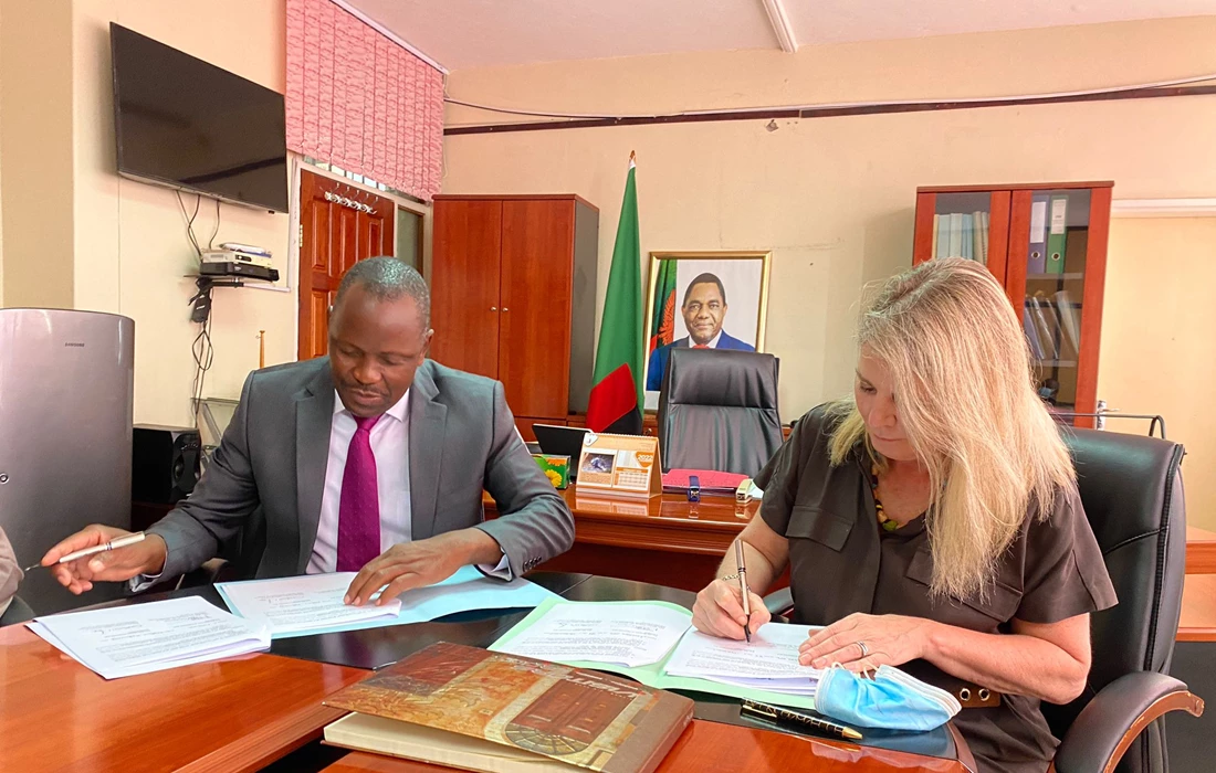 His Excellency Makozo Chikote, Zambia’s Minister of Fisheries and Livestock with Jersey’s Minister for International Development, Deputy Carolyn Labey, signing a memorandum of understanding.